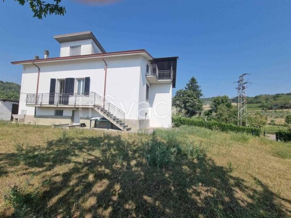 casa indipendente in vendita ad Alta Val Tidone in zona Genepreto