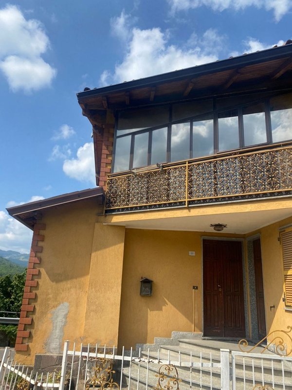 casa semindipendente in vendita ad Alta Val Tidone in zona Pecorara