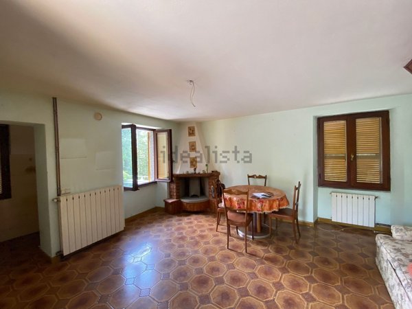 casa semindipendente in vendita ad Alta Val Tidone in zona Pecorara