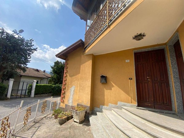 casa semindipendente in vendita ad Alta Val Tidone in zona Pecorara