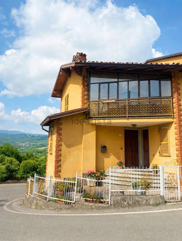 casa indipendente in vendita ad Alta Val Tidone in zona Pecorara