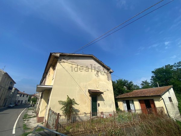 casa semindipendente in vendita ad Alta Val Tidone in zona Trevozzo
