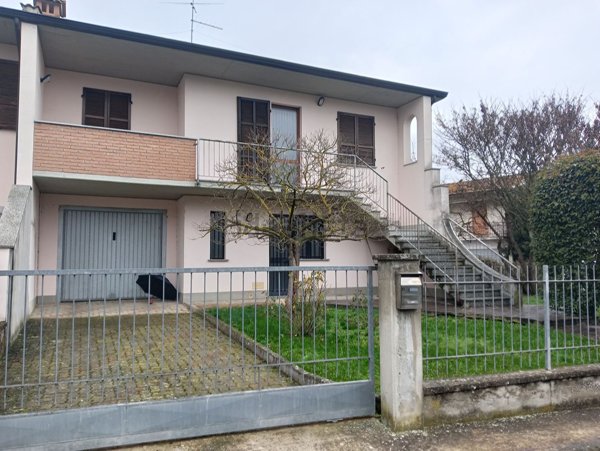 casa indipendente in vendita ad Alta Val Tidone in zona Nibbiano