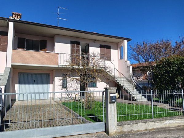 casa indipendente in vendita ad Alta Val Tidone in zona Nibbiano