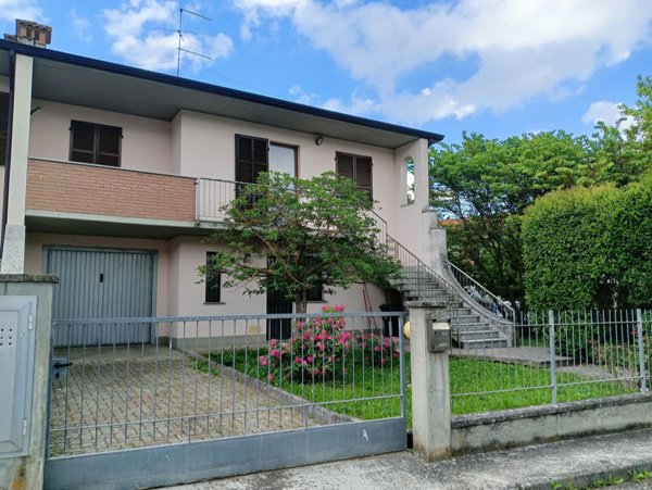 casa indipendente in vendita ad Alta Val Tidone in zona Nibbiano