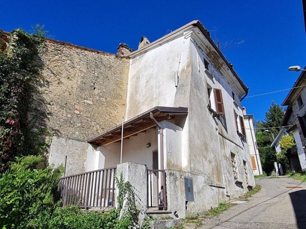 casa indipendente in vendita ad Alta Val Tidone