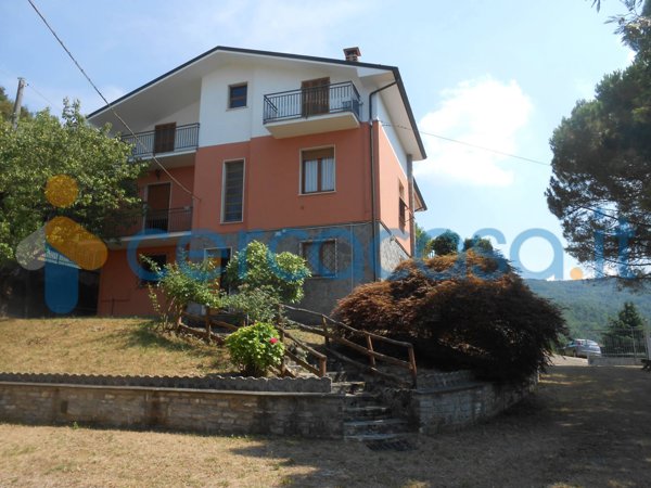 casa indipendente in vendita ad Alta Val Tidone in zona Cicogni