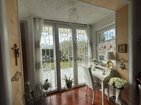 casa indipendente in vendita ad Alta Val Tidone in zona Caminata