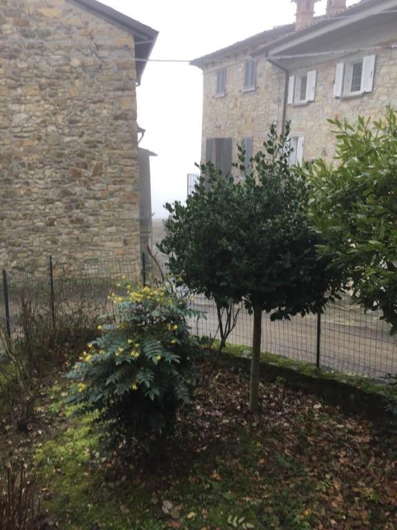 casa indipendente in vendita ad Alta Val Tidone in zona Pecorara