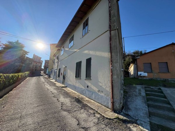 casa indipendente in vendita ad Alta Val Tidone in zona Trebecco