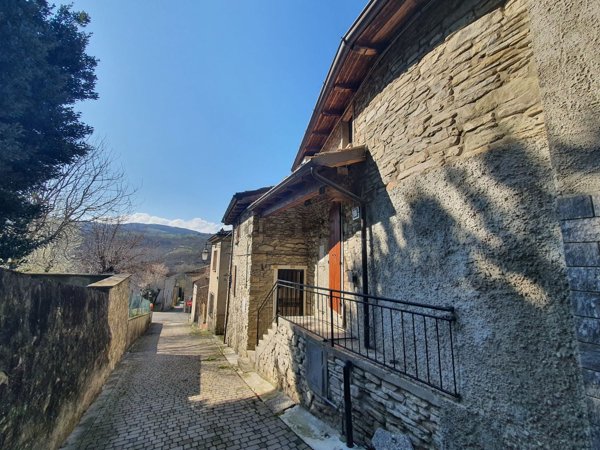 casa indipendente in vendita ad Alta Val Tidone in zona Caminata
