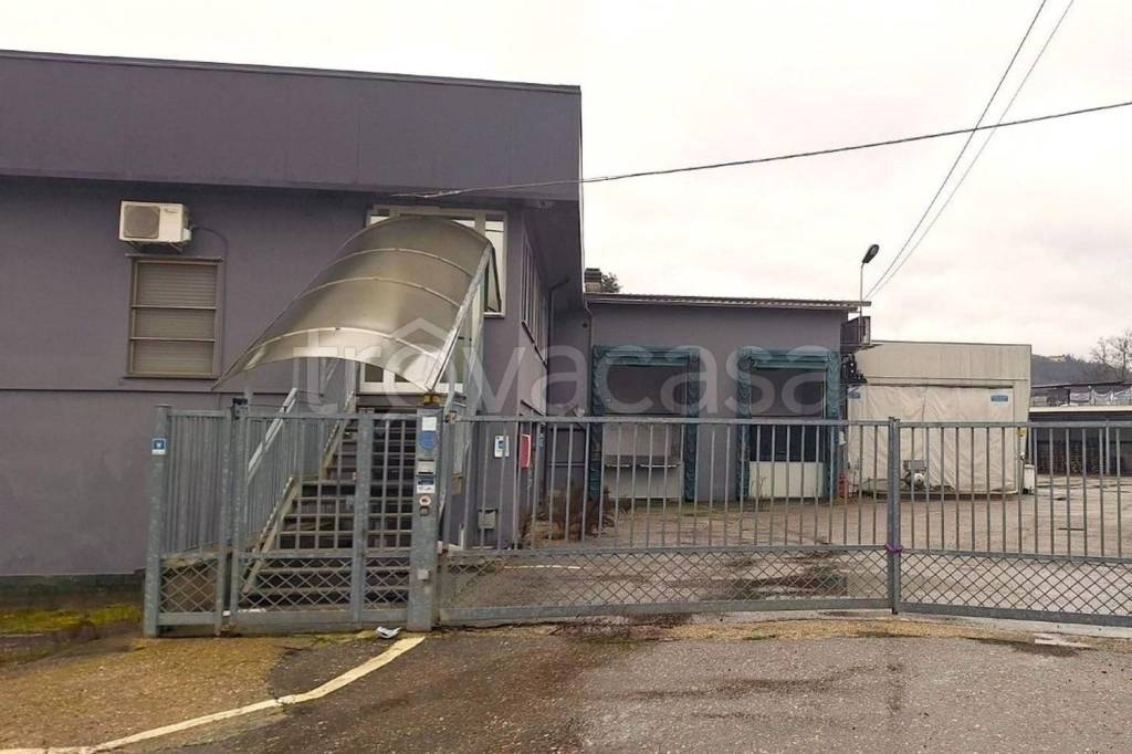 locale commerciale in vendita ad Alta Val Tidone in zona Strà