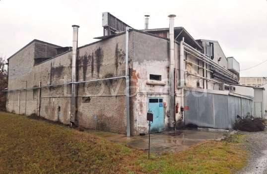 capannone in vendita ad Alta Val Tidone in zona Strà