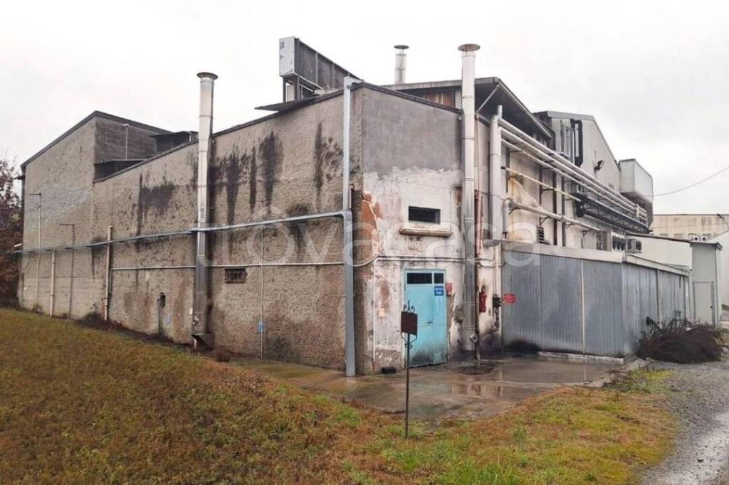 locale commerciale in vendita ad Alta Val Tidone