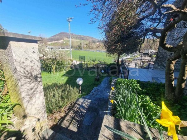 casa indipendente in vendita ad Alta Val Tidone in zona Nibbiano