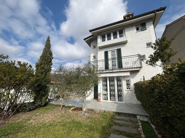 casa indipendente in vendita ad Alta Val Tidone in zona Caminata