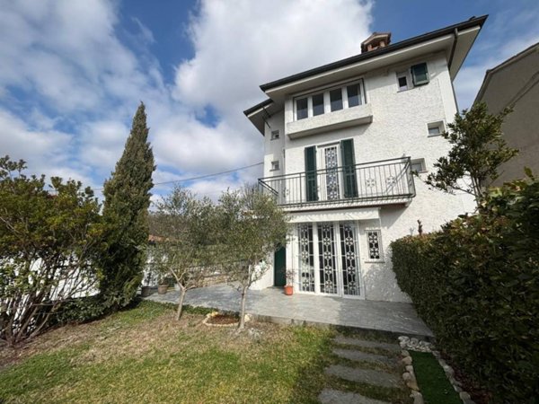 casa indipendente in vendita ad Alta Val Tidone in zona Caminata