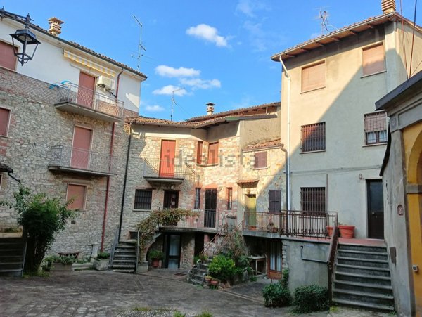 casa indipendente in vendita ad Alta Val Tidone in zona Nibbiano