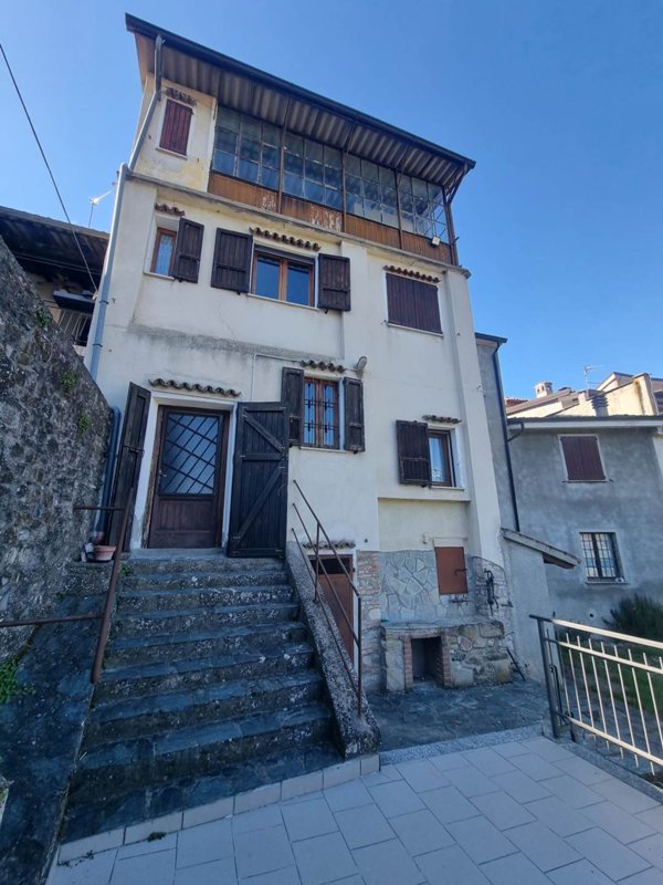 casa indipendente in vendita ad Alta Val Tidone in zona Nibbiano