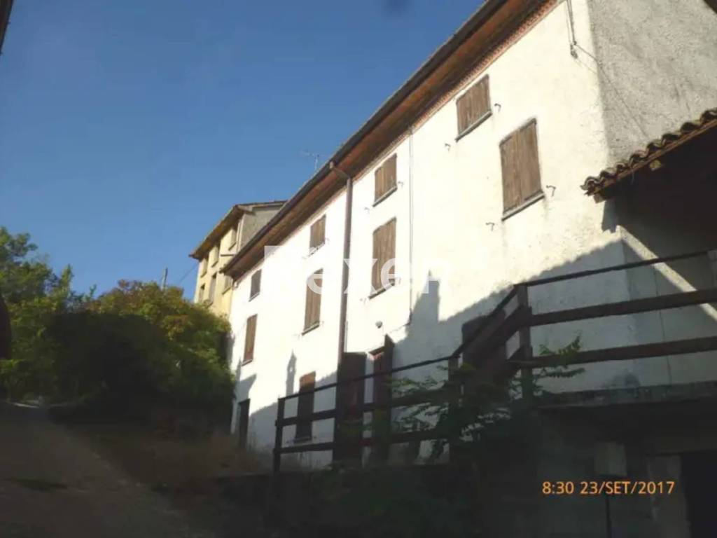 casa indipendente in vendita ad Alta Val Tidone