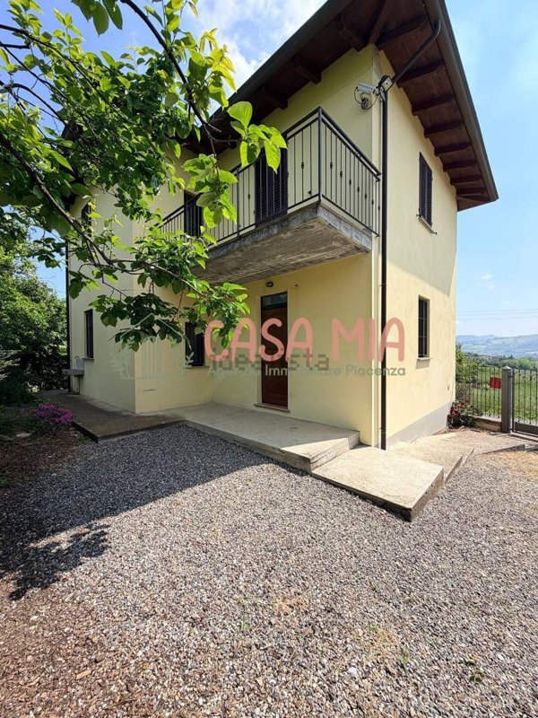 casa indipendente in vendita ad Alta Val Tidone in zona Trevozzo
