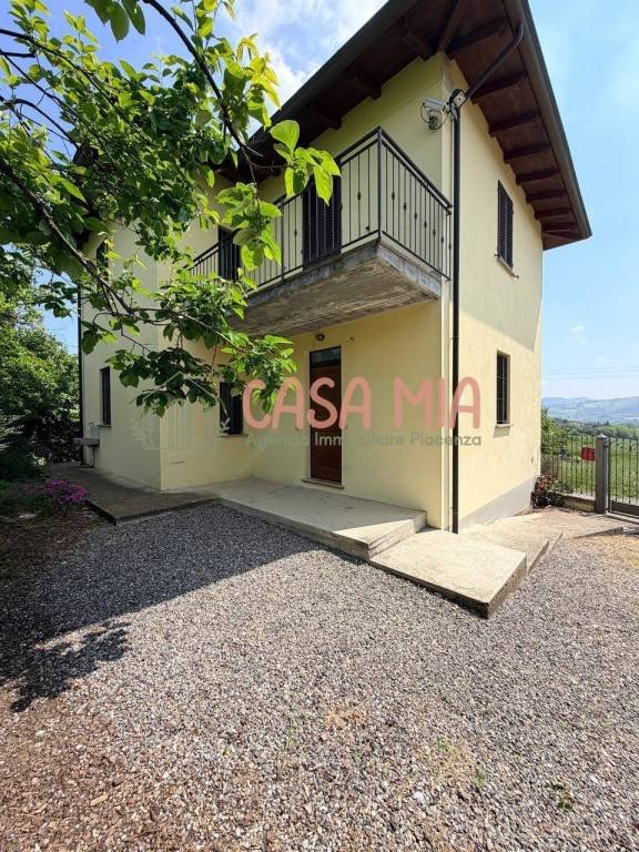 casa indipendente in vendita ad Alta Val Tidone in zona Trevozzo