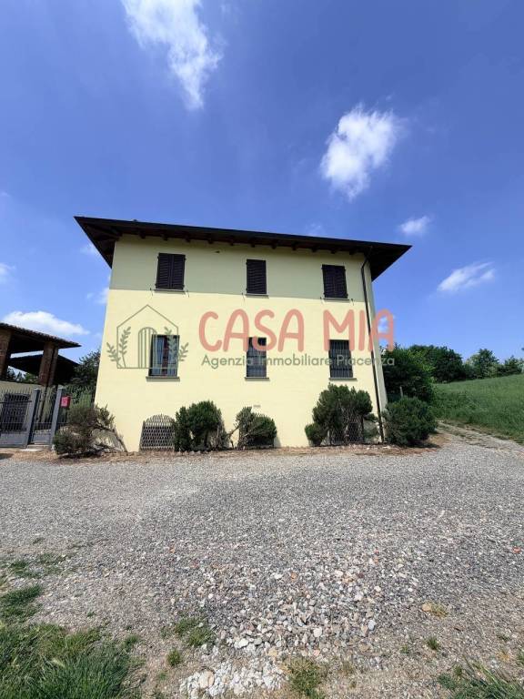 casa indipendente in vendita ad Alta Val Tidone in zona Trevozzo