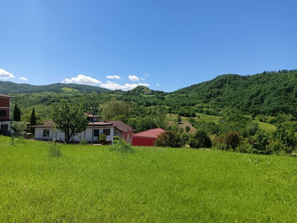 terreno edificabile in vendita ad Alta Val Tidone in zona Caminata
