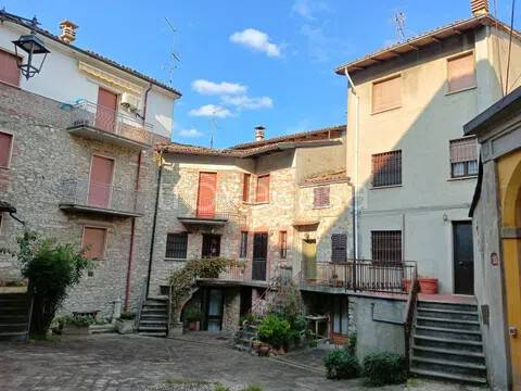 casa indipendente in vendita ad Alta Val Tidone in zona Nibbiano