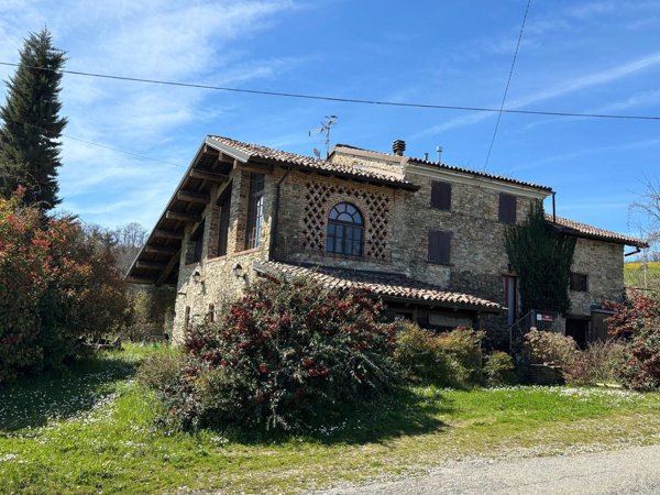 casa indipendente in vendita ad Alta Val Tidone in zona Nibbiano