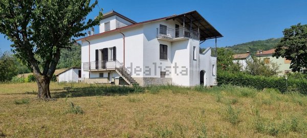 casa indipendente in vendita ad Alta Val Tidone