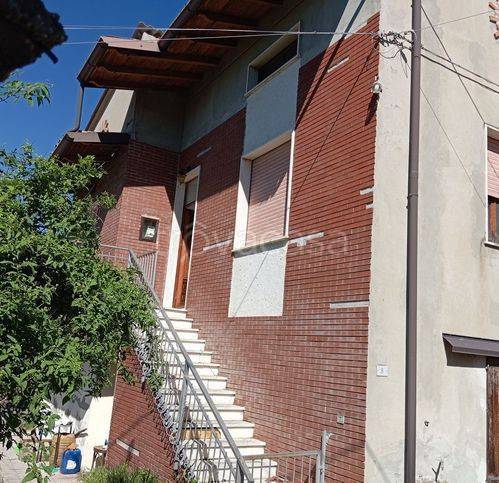 casa indipendente in vendita ad Alta Val Tidone