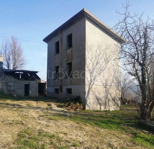 casa indipendente in vendita ad Alta Val Tidone