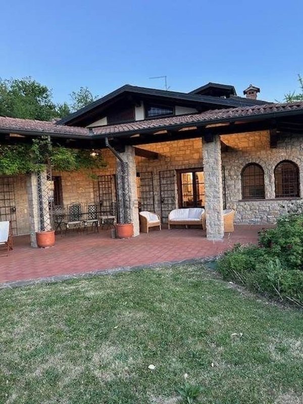 casa indipendente in vendita ad Alta Val Tidone