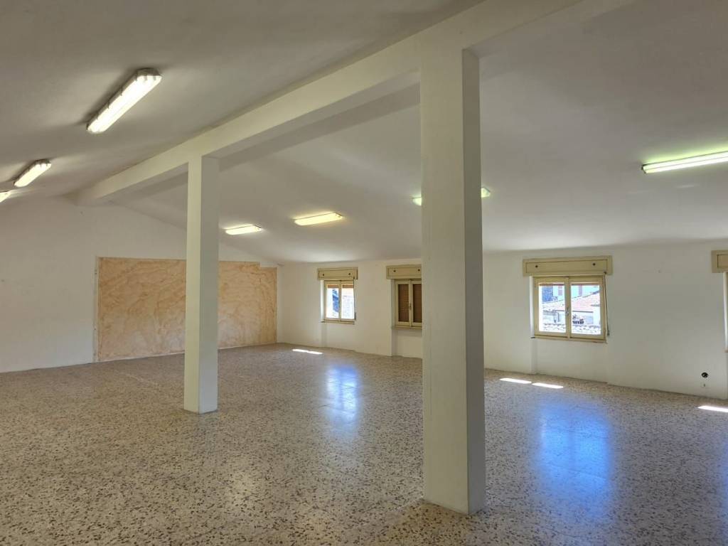 negozio in vendita ad Alta Val Tidone in zona Nibbiano