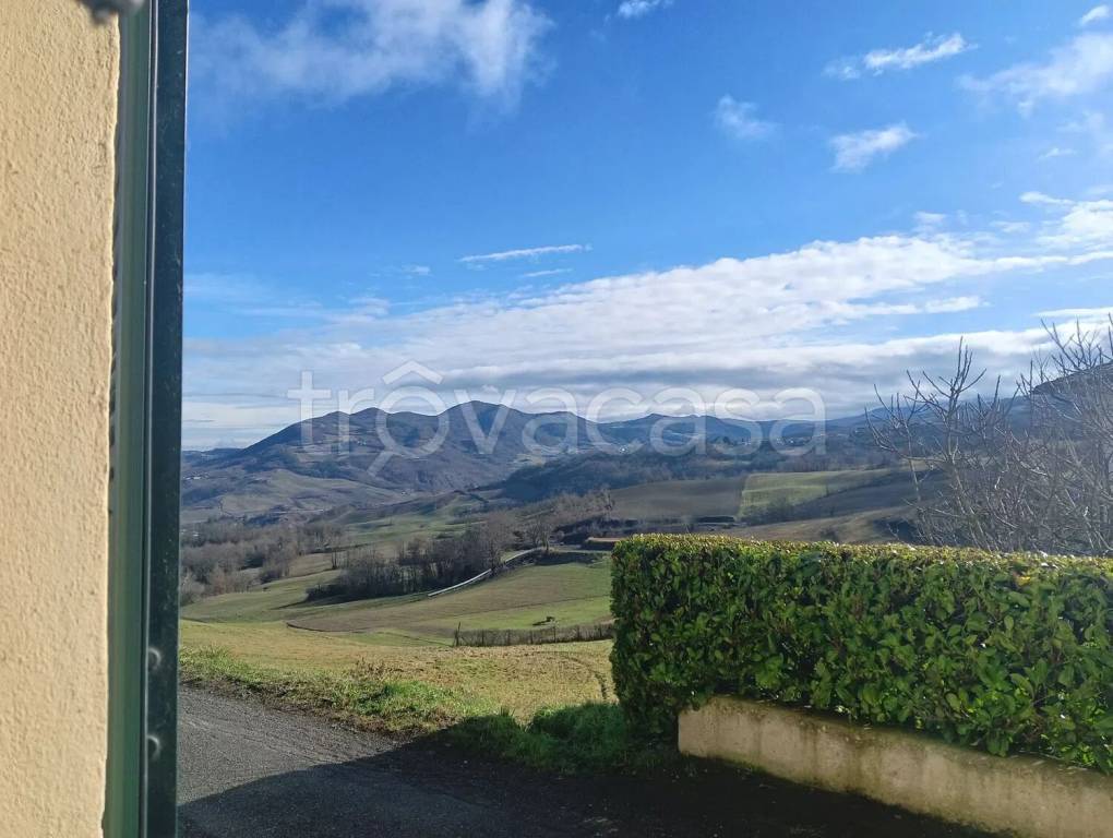 casa indipendente in vendita ad Alta Val Tidone in zona Trebecco