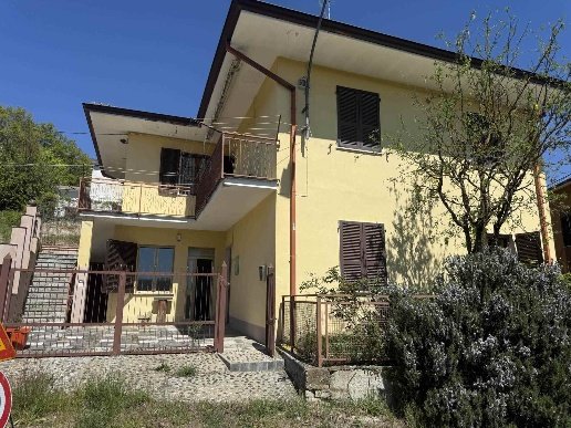 casa indipendente in vendita ad Alta Val Tidone in zona Costalta