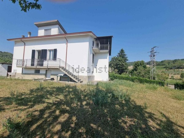 casa indipendente in vendita ad Alta Val Tidone in zona Genepreto