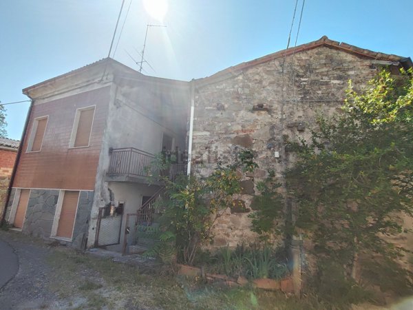 casa semindipendente in vendita ad Alta Val Tidone in zona Morasco