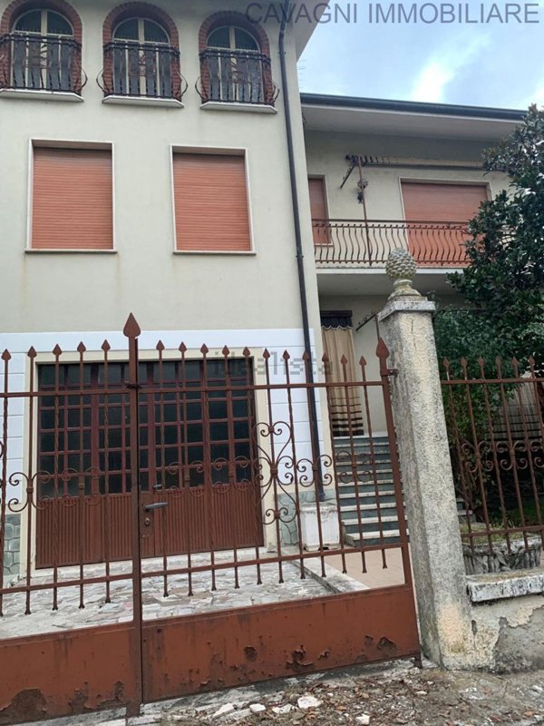 casa indipendente in vendita ad Alta Val Tidone in zona Nibbiano