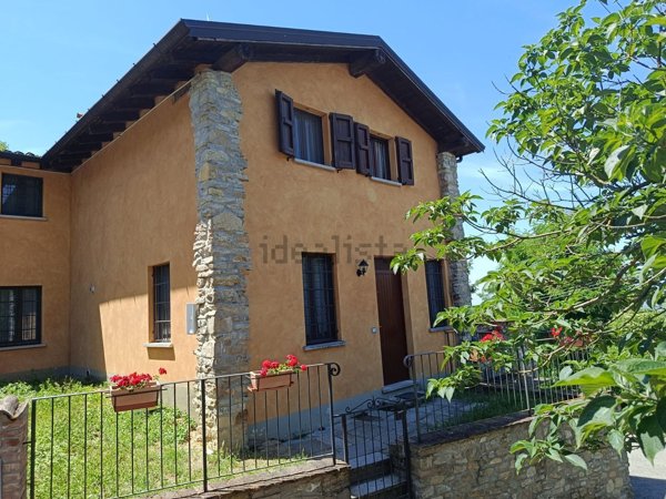 casale in vendita ad Alta Val Tidone in zona Nibbiano