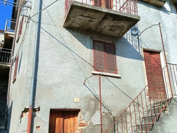 casa indipendente in vendita ad Alta Val Tidone in zona Caminata