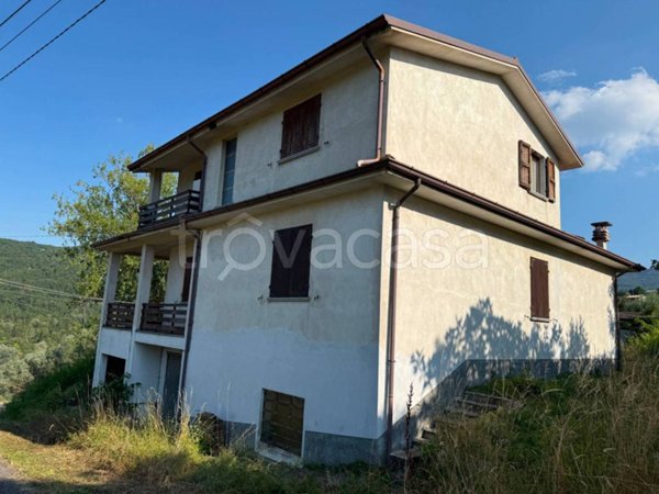 casa indipendente in vendita ad Alta Val Tidone