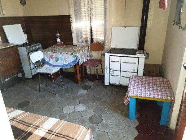 casa indipendente in vendita ad Alta Val Tidone in zona Caminata