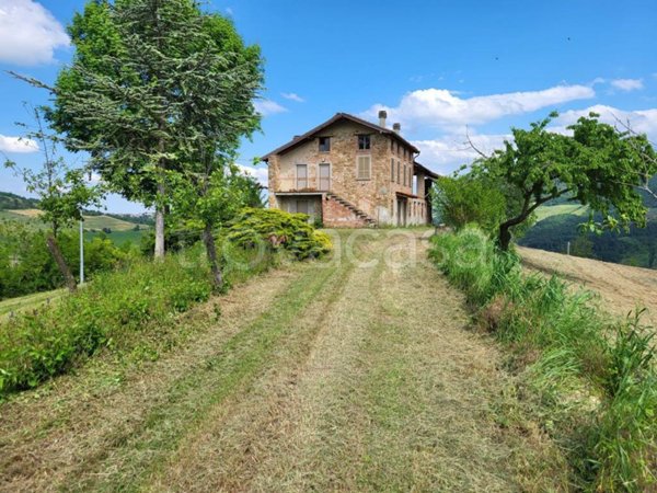 casale in vendita ad Alta Val Tidone in zona Nibbiano
