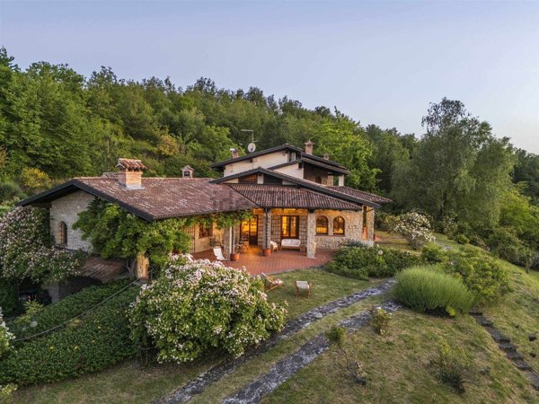 casa indipendente in vendita ad Alta Val Tidone