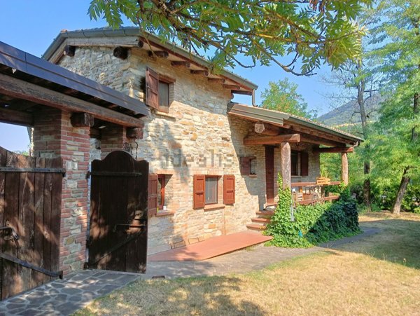 casa indipendente in vendita ad Alta Val Tidone