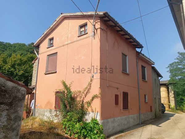 casa indipendente in vendita ad Alta Val Tidone in zona Trebecco