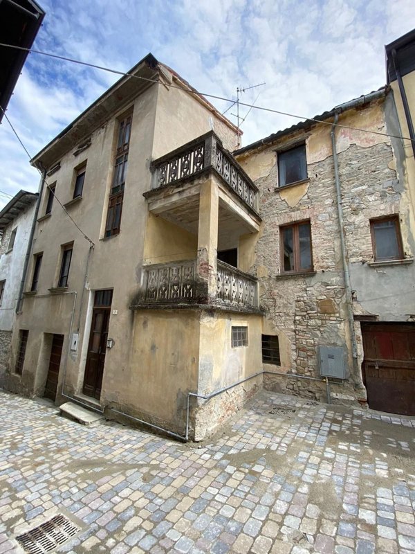 casa indipendente in vendita ad Alta Val Tidone in zona Nibbiano