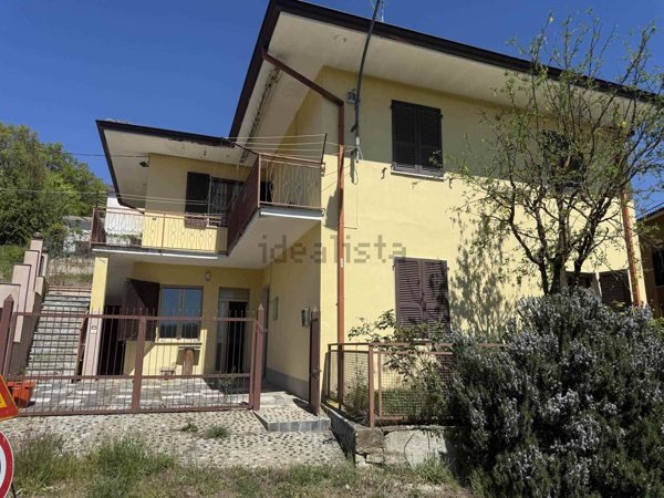 casa indipendente in vendita ad Alta Val Tidone in zona Costalta